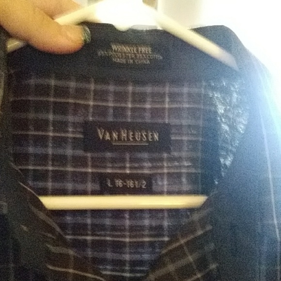 VAN HEUSEN WRINKLE FREE NEW BUTTON UP SHIRT. - Picture 3 of 4